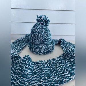 3/25 Hand Knit Teal/White Toque & Infinity Scarf Set